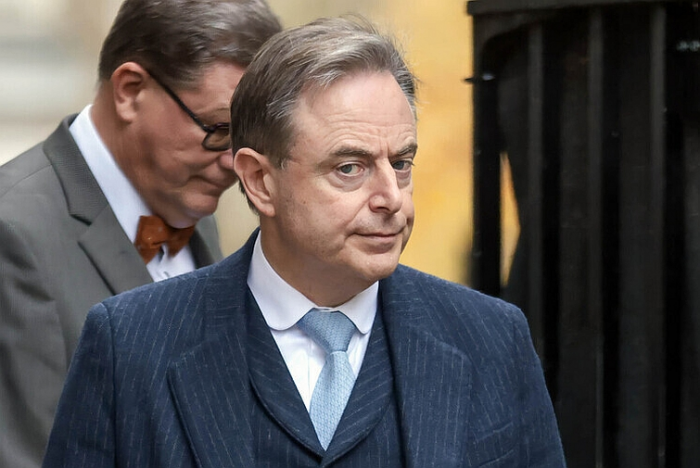 Премьер Бельгии связал поддержку кредита Украине с памятью о коммунизме