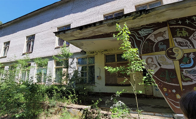 Люди отъехали на 200 километров от Петербурга и нашли посреди леса целый город, где квартиры стоят бесплатно. Видео