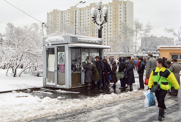 «Тараканы-убийцы: новые разработки подмосковного отделения ЦРУ» Самая безумная газета 90-х писала о бесах и НЛО. Кто ее создал?