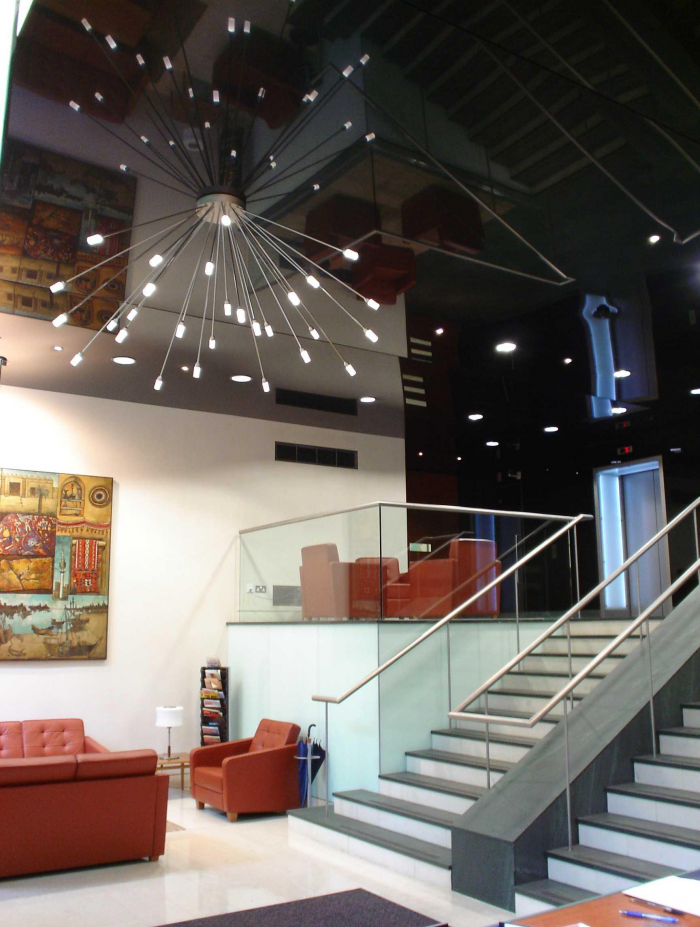 Как выбрать люстру для натяжного потолка в зал и другие комнаты (67 фото)