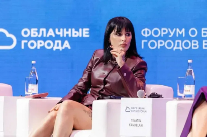 "Мы сейчас проходим мощные жернова очищения". Тина Канделаки рассказала про отношения с мужем, воспитание детей и жизнь в России после начала СВО