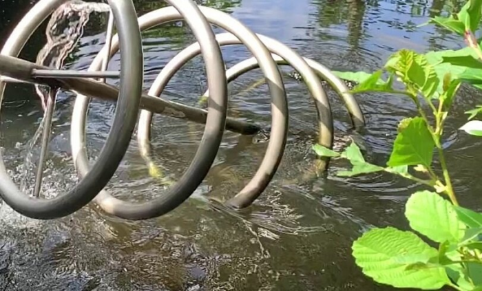 Винт Архимеда. Проверенный способ подъема воды без насосов. Полив участков и осушение ям