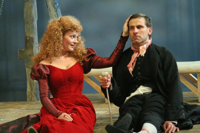 «Мы живем на раскаленных углях»: 50-летняя Анна Дюкова рассказала о браке с Ильей Шакуновым, ревности и «платонических романах»