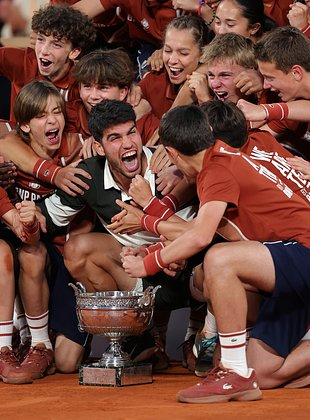 Долгожданный рекорд Овечкина, ликующий Роналду и кровавый поединок на турнире UFC Самые яркие спортивные фото 2025 года