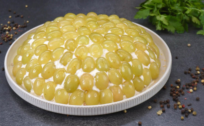 Салат-торт «Завтрак у Тиффани». Продукты простые, но выглядит так, словно готовили на заказ