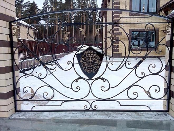 Кованые заборы: разновидности, преимущества и уход (102 фото)