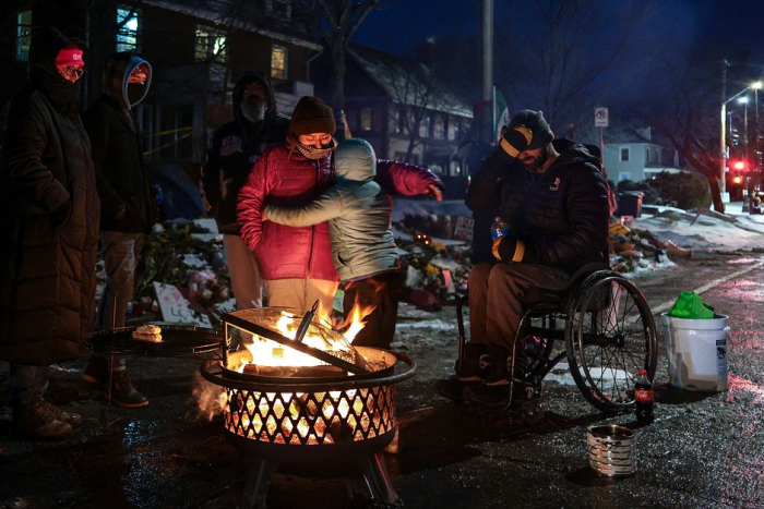 «Убирайтесь к черту!» США охватили массовые протесты из-за арестов нелегальных мигрантов. Самые яркие кадры из бунтующей Миннесоты