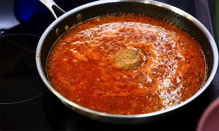 Смешиваем гречку и фарш в пропорции 1:1. Разницы по вкусу не заметно, но теперь котлеты и дешевле, и сочнее