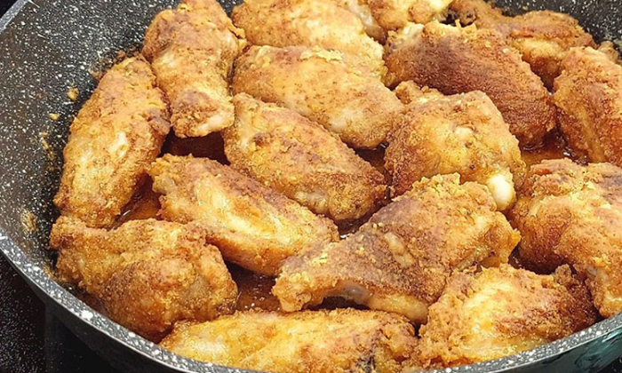 Идеальные куриные крылышки: показываем хитрый трюк с мукой для лучшей панировки