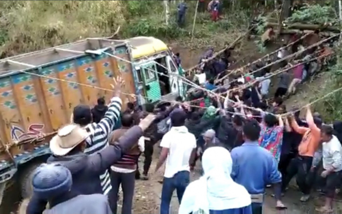 Грузовик в Индии слетел с дороги в овраг. Чтобы его вытащить руками, пришла вся деревня