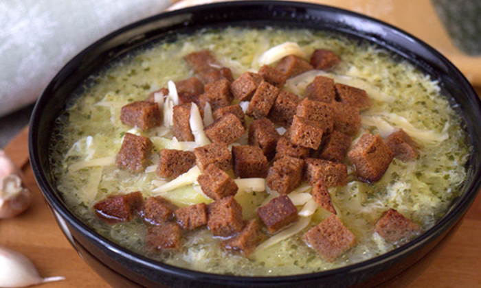 Пражская чеснечка: густой суп с чесноком, сыром и ржаными гренками
