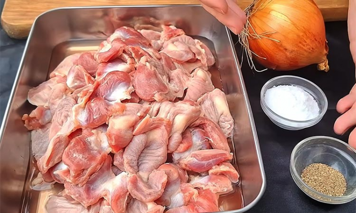 Секрет приготовления сочных и нежных куриных желудков. С румяной корочкой, луком и черным перцем