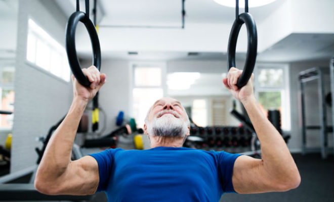 Как в 50 лет стать сильнее, чем был в 25: пожилой тренер показал свои упражнения