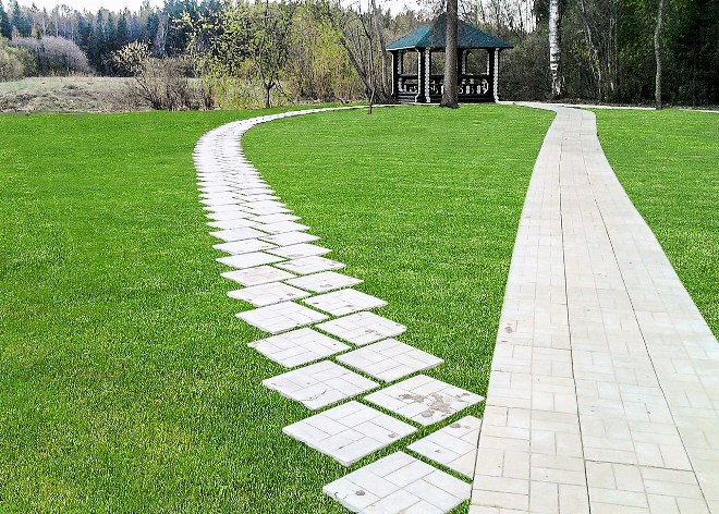 Как украсить участок около дома своими руками: фото, знакомые решения и креативные идеи  (44 фото)