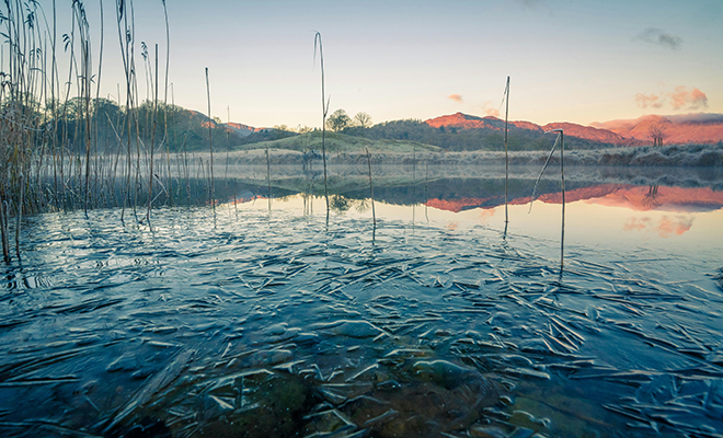 Люди на Севере оставляют воду на морозе и ждут, пока она замерзнет. Она очищается без фильтров