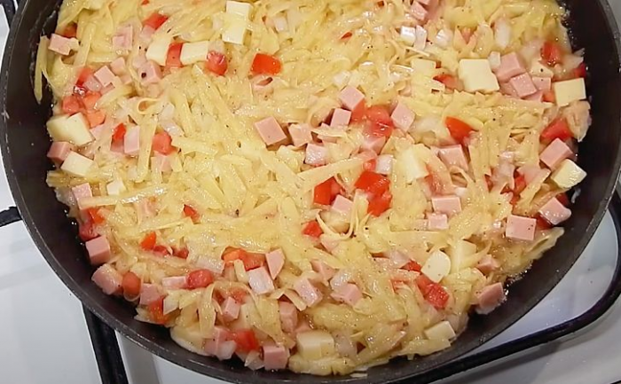 Натерли колбасу с картошкой и основа пирога уже есть