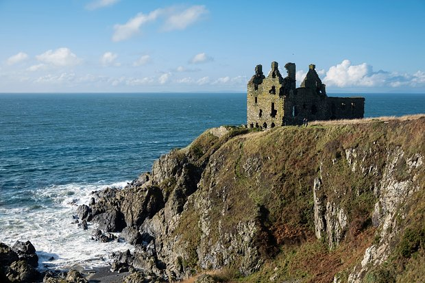 Загадочный миллионер купил руины замка и объявил себя наследником короля. Кто он такой и зачем это сделал?