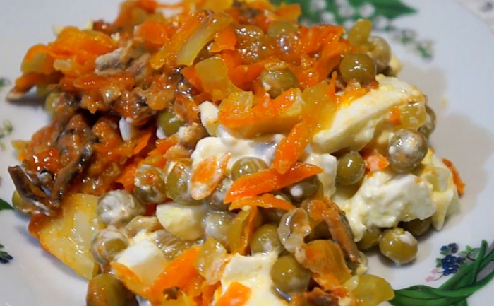 Соединяем яйца и кильку. Простейшие продукты стали основой потрсясающего салата