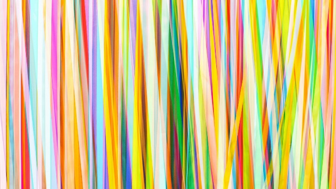 Обои в полоску: как создать нестандартный дизайн комнаты с помощью простых линий (104 фото)