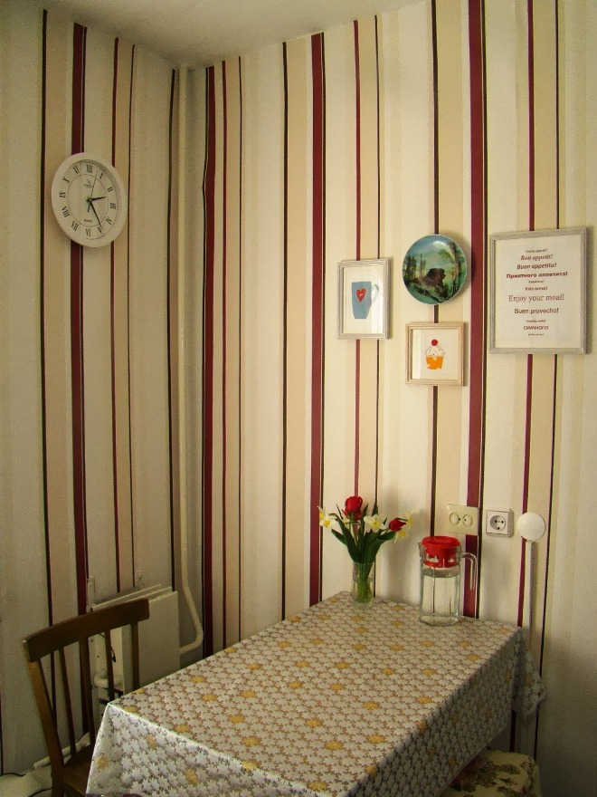 Обои в полоску: как создать нестандартный дизайн комнаты с помощью простых линий (104 фото)