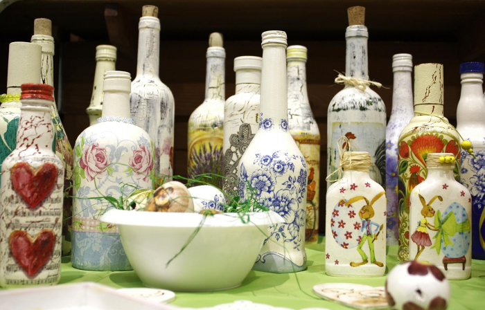 Декорирование бутылок различными материалами (58 фото)