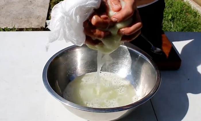 Шашлык из свинины в луковом соке: простой маринад, после которого мясо получается особенно сочным