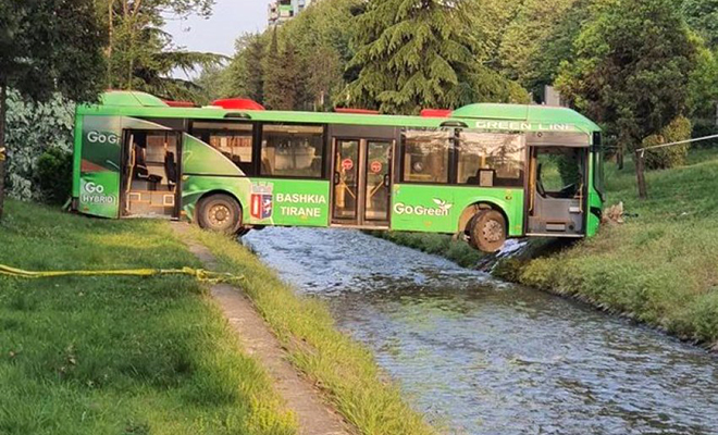 Автобус в Албании застрял над рекой, но его не стали убирать, а сделали из него мост