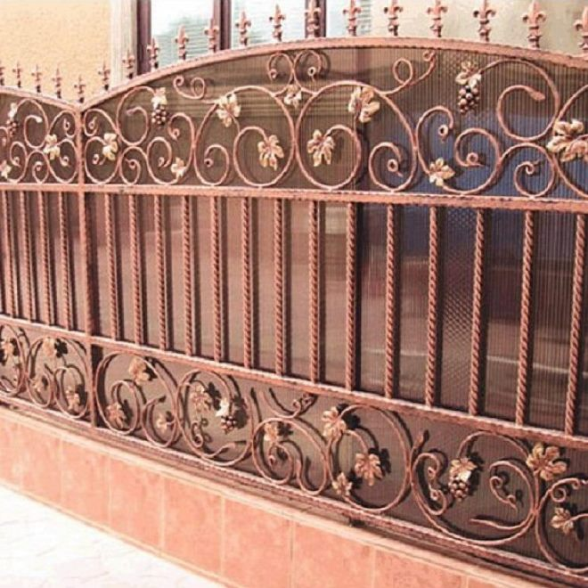 Кованые заборы: разновидности, преимущества и уход (102 фото)