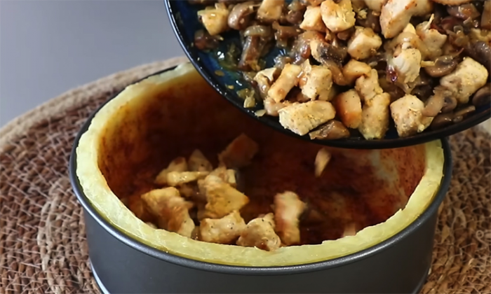 Особенный пирог без грамма муки и совсем без теста. Вместо взяли картофель, в начинке почти рагу