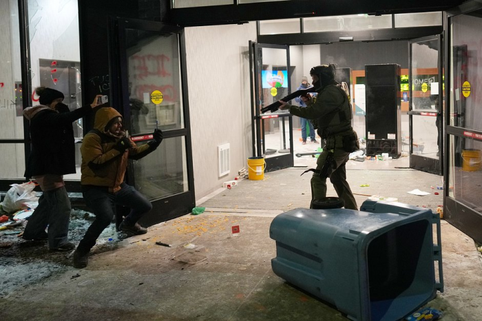 «Убирайтесь к черту!» США охватили массовые протесты из-за арестов нелегальных мигрантов. Самые яркие кадры из бунтующей Миннесоты