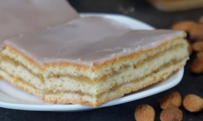 Быстрый пирог, но по вкусу это почти торт. Hачинка из яблок сама превращается в крем