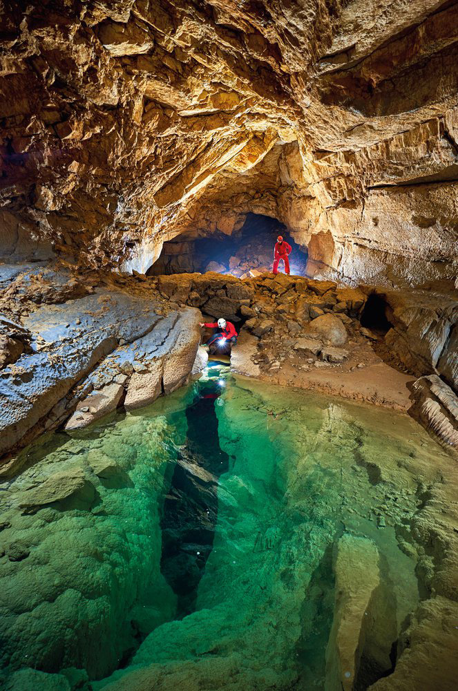 Фото из древней пещеры Крижна, доступ в которую власти запретили