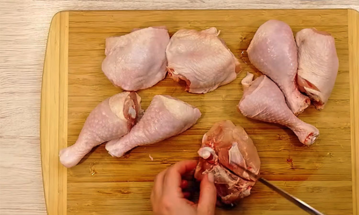 Как превратить недорогие окорочка в праздничное блюдо: запекаем под сырно-овощной шубой