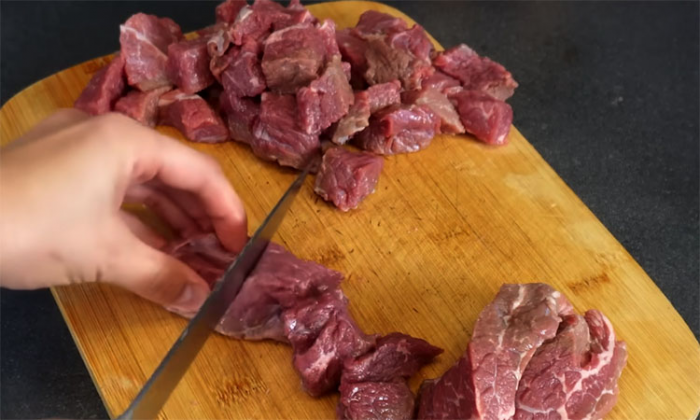 Гуляш «Бархатный»: секрет идеальной подливы без комочков и нежнейшего мяса