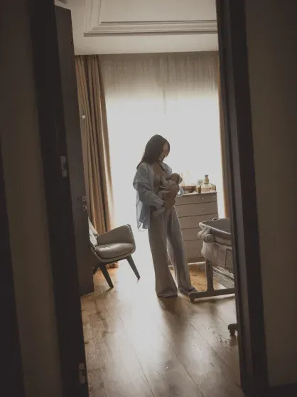 Бойфренд онкобольной Лерчек показал редкие фото с ней по случаю двух месяцев со дня рождения их сына