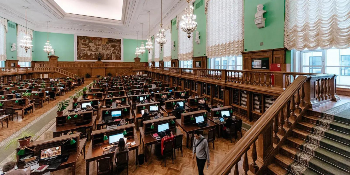 Мраморная лестница, трехэтажная люстра и ночные экскурсии: 10 самых классных библиотек Москвы