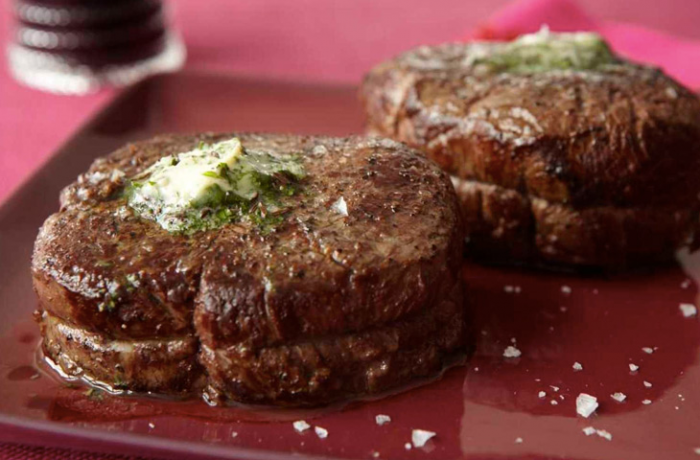 Готовим вырезку, чтобы она не пересохла и оставалась сочной и таяла во рту. Используем масло и маринады