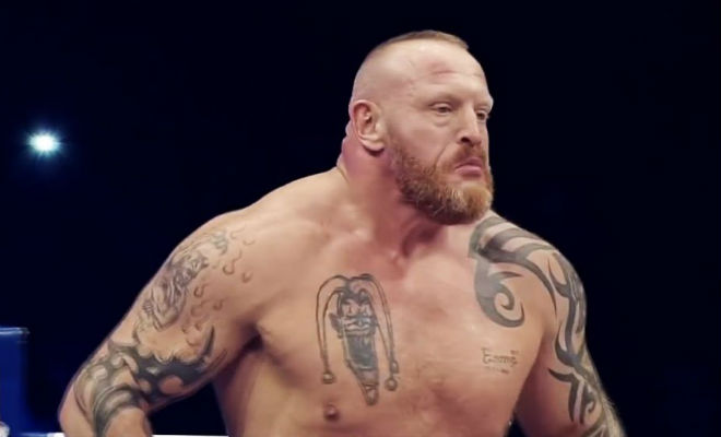 Боксер провел запрещенный прием и радовался близкой победе, но карма настигла через 15 секунд