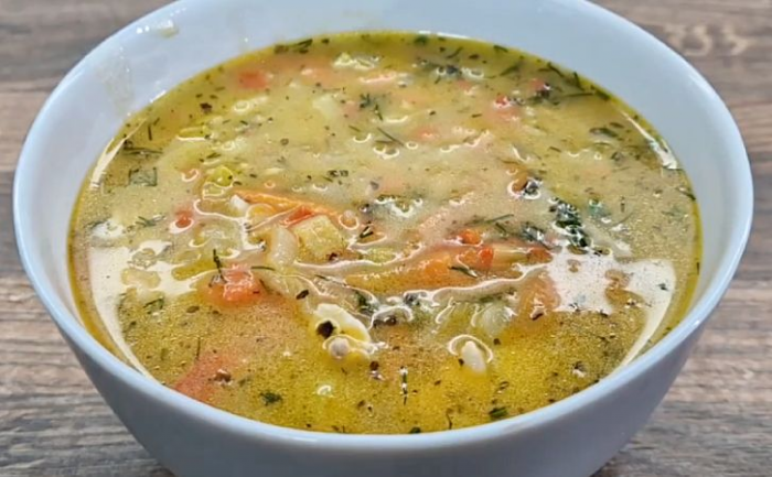 Кастрюля куриного супа из одного небольшого филе. Наваристо, и варить всего 30 минут