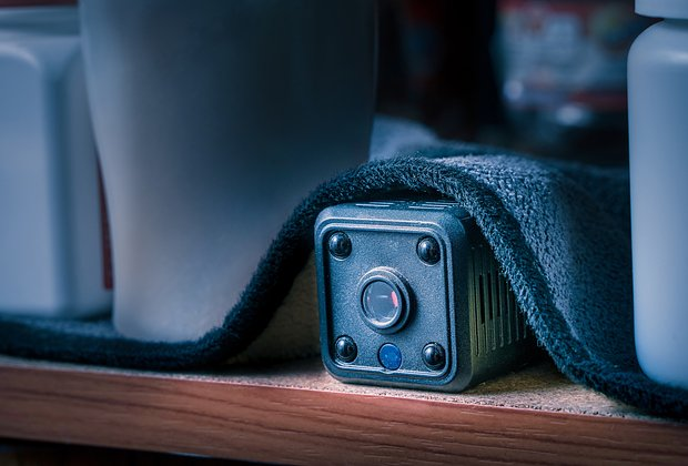 «Повезло, что я остался жив» Мужчина находил странные записки по всему дому и решил, что за ним следят. Правда оказалась страшнее