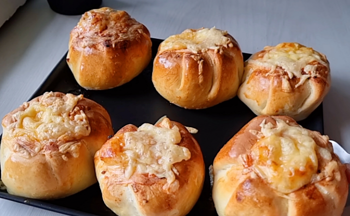 Узбекские пирожки с луком и мясом. В центре почти целая луковица, но горечи нет, а сока много