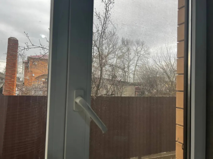 Разводы исчезают сами: 5 фишек для идеально чистых окон — без химозы и газет