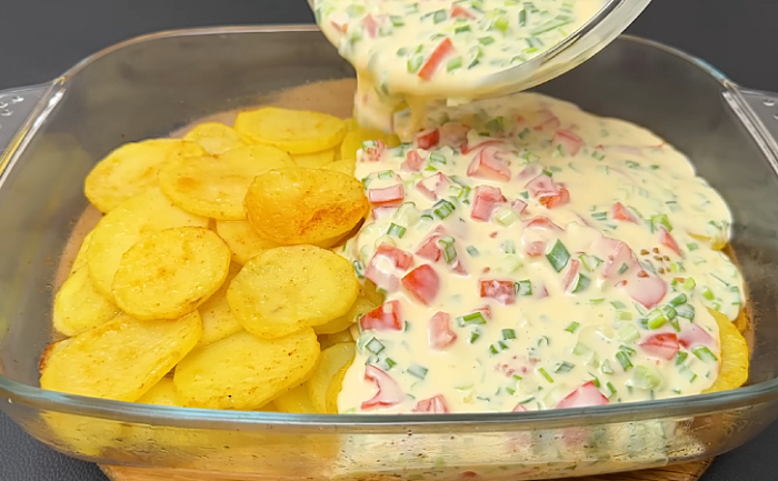 Сложили все в форму слоями, поставили в духовку и ужин готов. Вкуснее мяса по французски и очень бюджетно