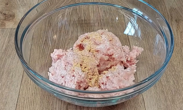 Особые чебуреки с начинкой из грибов. Вместо теста фарш в панировке