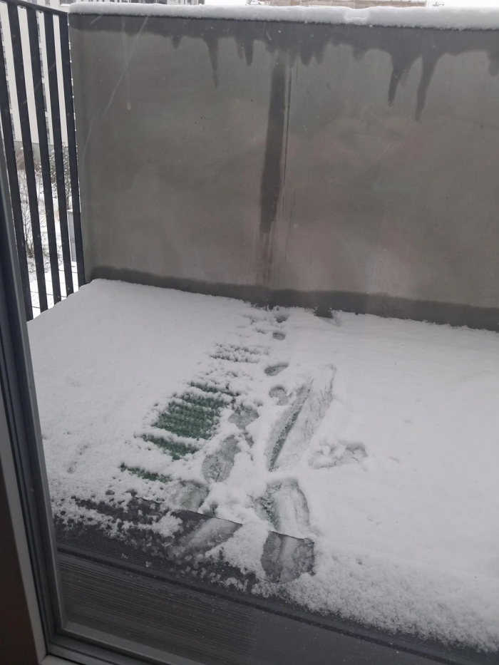 Ребята, тут кто-то был - мужчина заглянул свой балкон на 7 этаже и увидел чужие следы