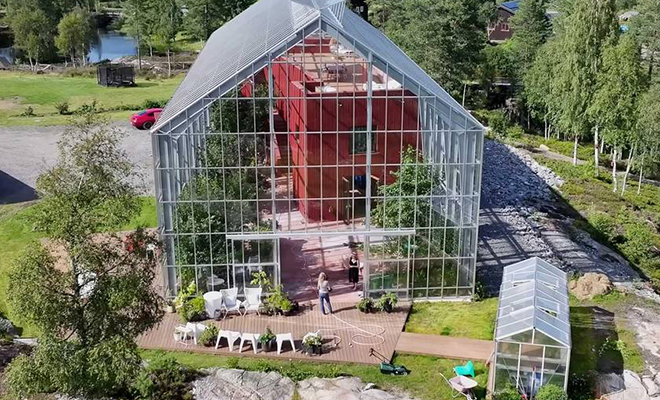 Норвежская семья построила дом внутри огромной теплицы. Зачем было выбрано такое решение