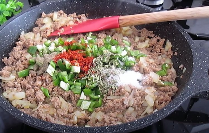 Добавляем в блинное тесто картофель. Добавляет изюминку во вкус и шикарно сочетается с мясной начинкой