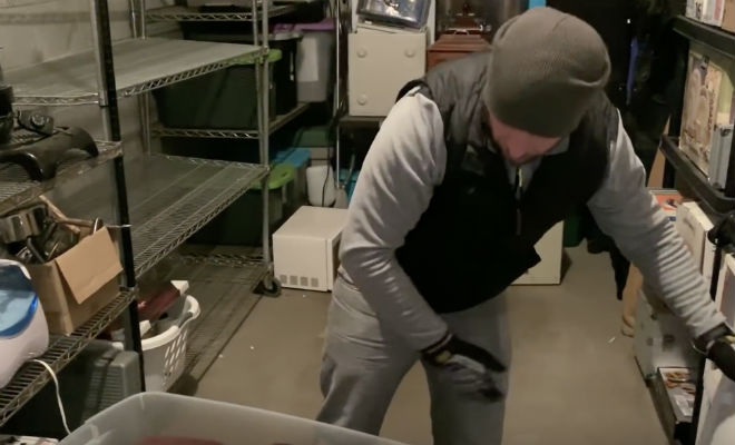 Купили за бесценок старый контейнер. Проверили на всякий случай и нашли золотой схрон