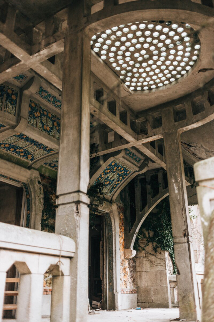 Женщина нашла заброшенный особняк посреди леса и зашла в него. Внутри был построен настоящий лабиринт: видео