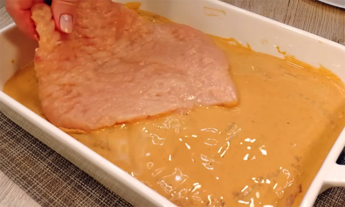 Жарим отбивные размером со сковороду. Одной порции хватит на ужин семье